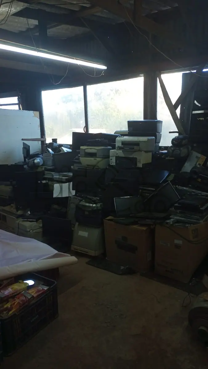 LOTE 005 -  47 sucatas de impressoras de diversas. Sucata de monitor , Dvd , Relógio digital , Rádios, Aproxidamente 80 tablets positivo.etc.