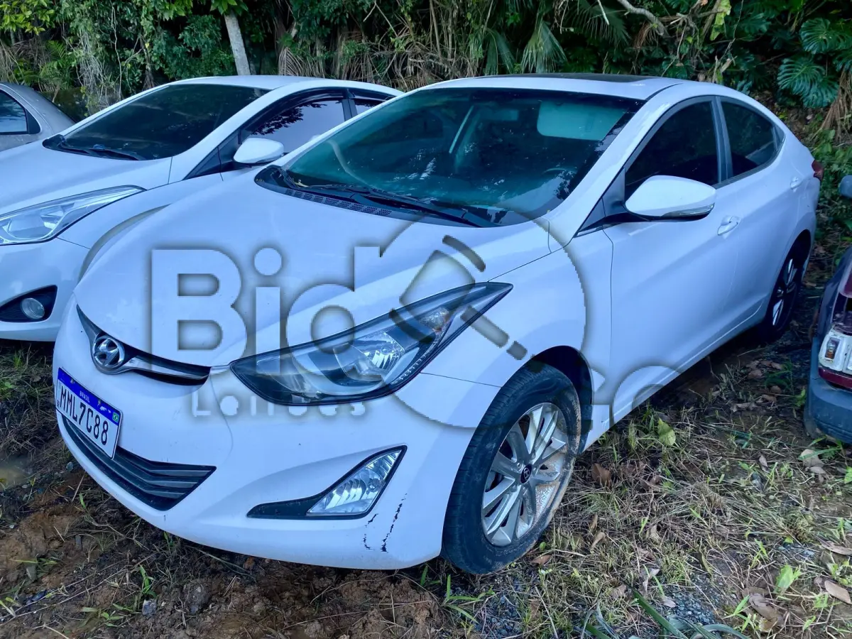 LOTE 008 - Espécie: PASSAGEIRO / Marca: I / Modelo: HYUNDAI ELANTRA / Placa: MML7C88 / UF: SC / Município: Indaial / Ano fabricação: 2014 / Ano modelo: 2015 / Cor: BRANCA Chassi:KMHDH41GBFU245727 / Motor: F4NAEU680157 / RENAVAM: 1023896475