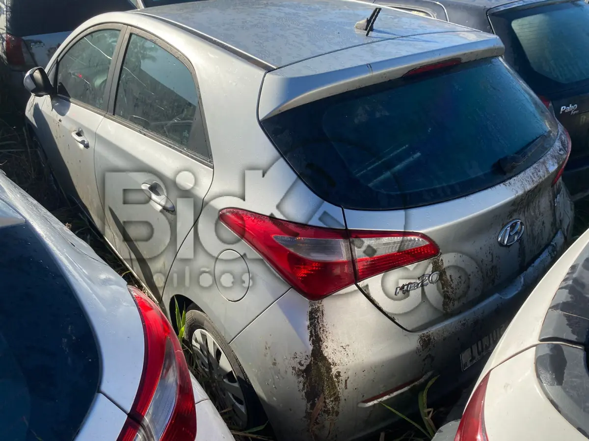 LOTE 008 - Espécie: PASSAGEIRO / Marca: HYUNDAI / Modelo: HB20 1.6M 1.6M / Placa: IUJ0E26 / UF: SC / Município: Joinville / Ano fabricação: 2013 / Ano modelo: 2013 / Cor: PRATA / Chassi: 9BHBG51DADP082885 / Motor: F4FADU030835 / RENAVAM: 538250631