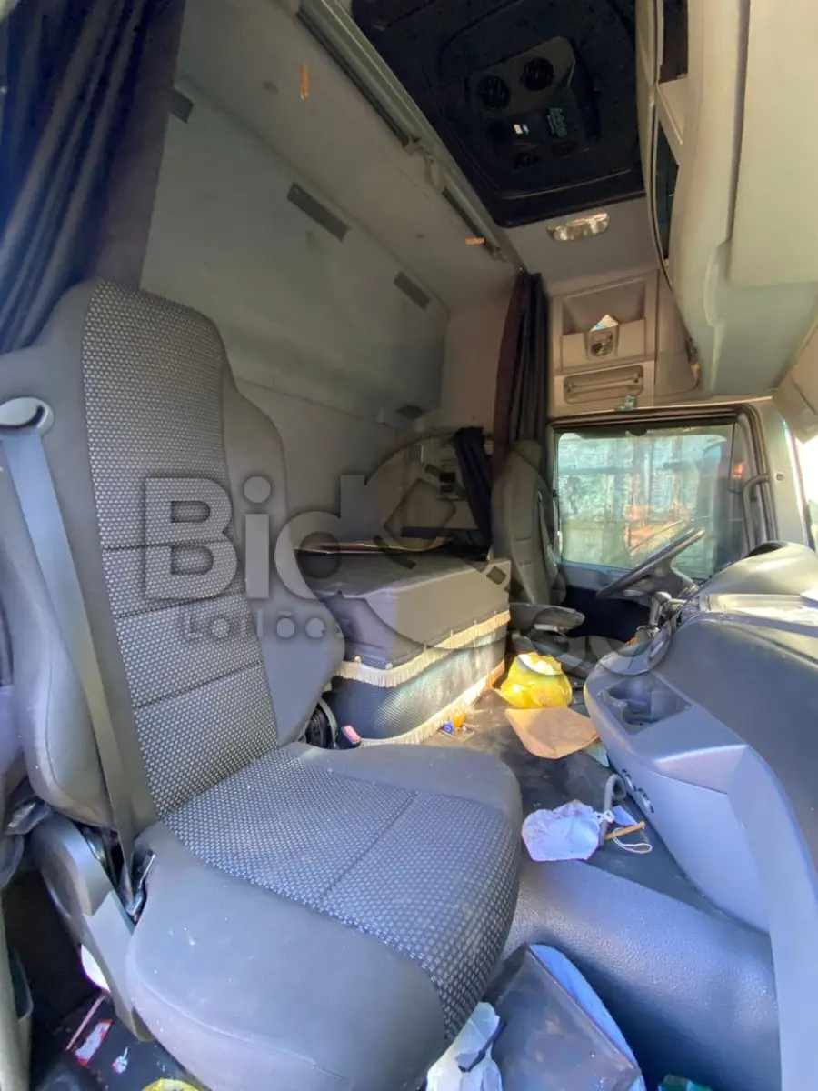 LOTE 009 - Espécie: TRACAO / Marca: M.BENZ / Modelo: ACTROS 2646LS6X4 / Placa: QBH7F57 / UF: PR / Município: Dois Vizinhos / Ano fabricação: 2014 / Ano modelo: 2014 / Cor: BRANCA / Chassi: 9BM934241ES022543 / Motor: 5410000U9064958 / RENAVAM: 1002246293