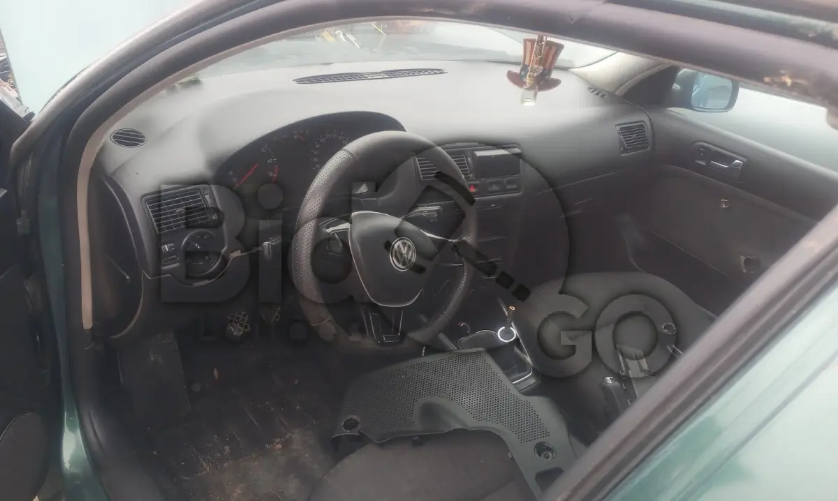 LOTE 028 - Espécie: PASSAGEIRO / Marca: VW / Modelo: GOLF / Placa: MBH4G51 / UF: SC / Município: Chapadão do Lageado / Ano fabricação: 2000 / Ano modelo: 2001 / Cor: VERDE / Chassi: 9BWCA01J614022036 / Motor: AKL724066 / RENAVAM: 00751218111