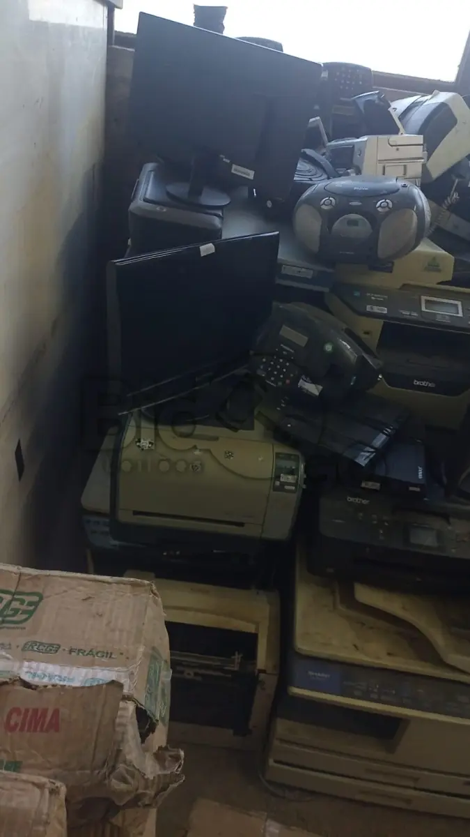 LOTE 005 -  47 sucatas de impressoras de diversas. Sucata de monitor , Dvd , Relógio digital , Rádios, Aproxidamente 80 tablets positivo.etc.