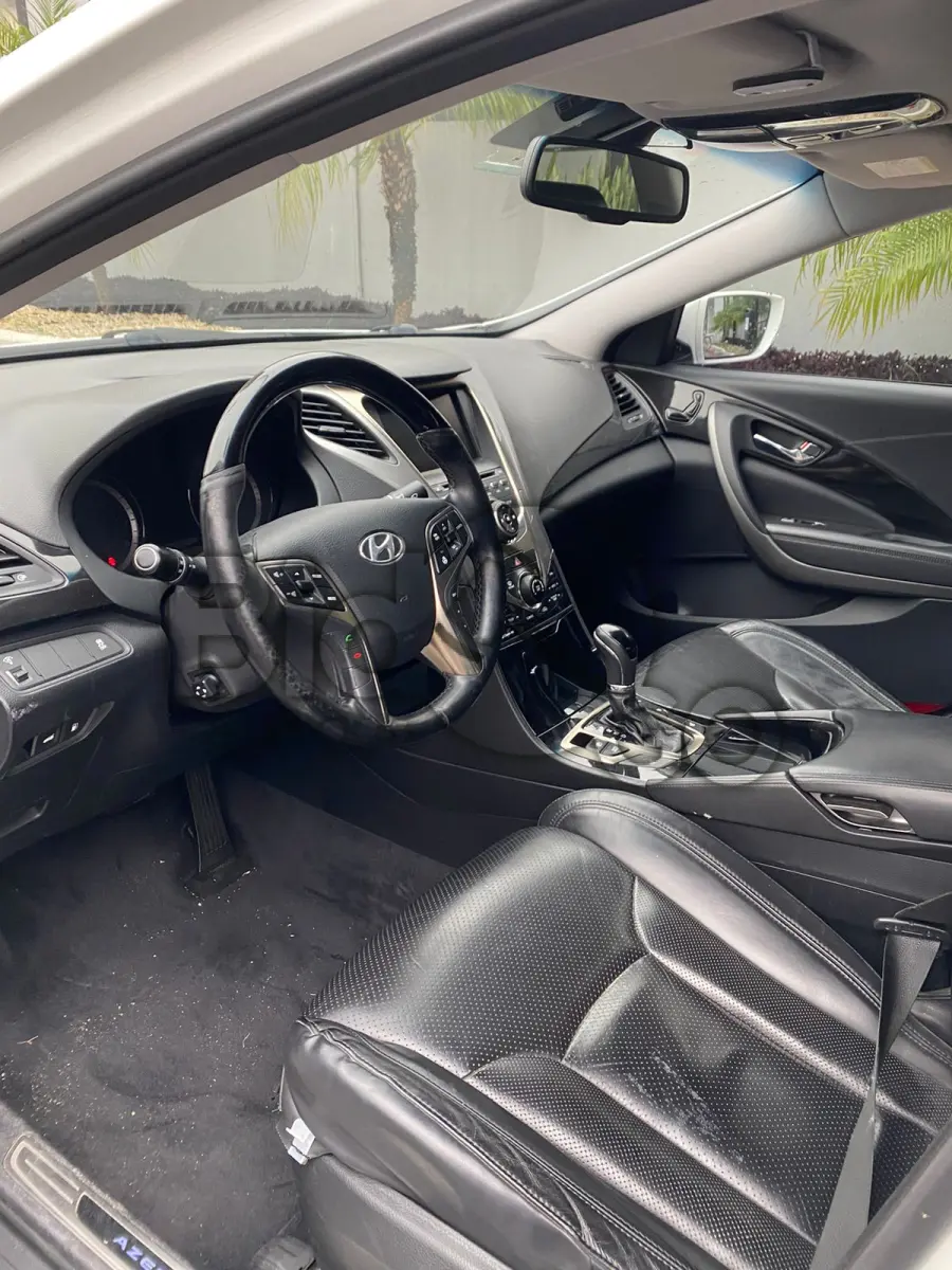 LOTE 009 - Espécie: PASSAGEIRO / Marca: I / Modelo: HYUNDAI AZERA 3.0 V6 / Placa: BBE8001 / UF: SC / Município: Balneário Camboriú / Ano fabricação: 2014 / Ano modelo: 2014 / Cor: BRANCA / Chassi: KMHFH41HBFA411483 / Motor: G6DEEA288991 / RENAVAM: 01023329198