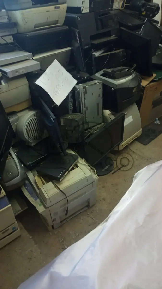 LOTE 005 -  47 sucatas de impressoras de diversas. Sucata de monitor , Dvd , Relógio digital , Rádios, Aproxidamente 80 tablets positivo.etc.