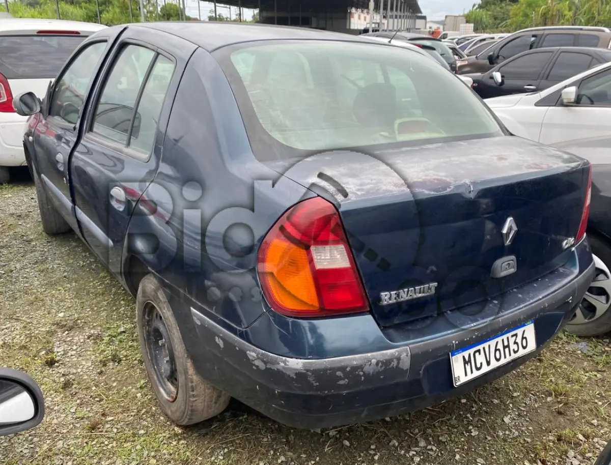 LOTE 016 - SUCATA COM MOTOR SERVÍVEL - Espécie: PASSAGEIRO / Marca: RENAULT / Modelo: CLIO EXP 10 16VS / Placa: MCV6H36 / UF: SC / Município: Itajaí / Ano fabricação: 2004 / Ano modelo: 2005 / Cor: VERDE / Chassi: 93YLB06155J536098 / Motor: D4DA700Q084946 / RENAVAM: 00835246272