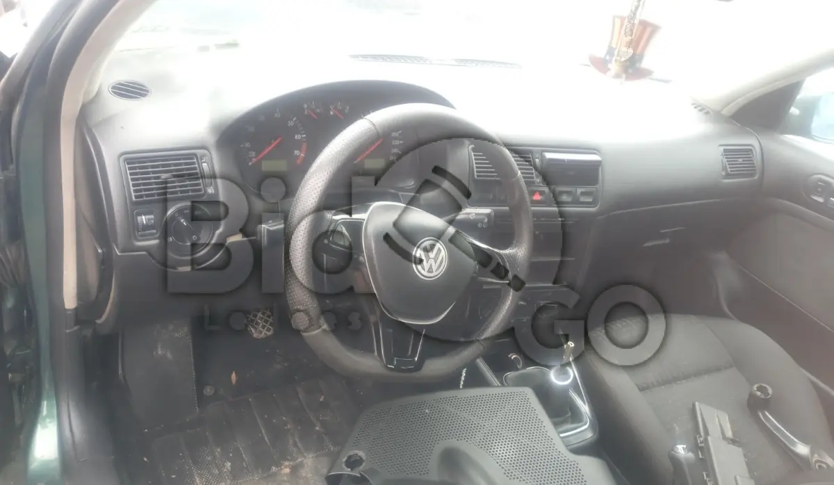 LOTE 028 - Espécie: PASSAGEIRO / Marca: VW / Modelo: GOLF / Placa: MBH4G51 / UF: SC / Município: Chapadão do Lageado / Ano fabricação: 2000 / Ano modelo: 2001 / Cor: VERDE / Chassi: 9BWCA01J614022036 / Motor: AKL724066 / RENAVAM: 00751218111