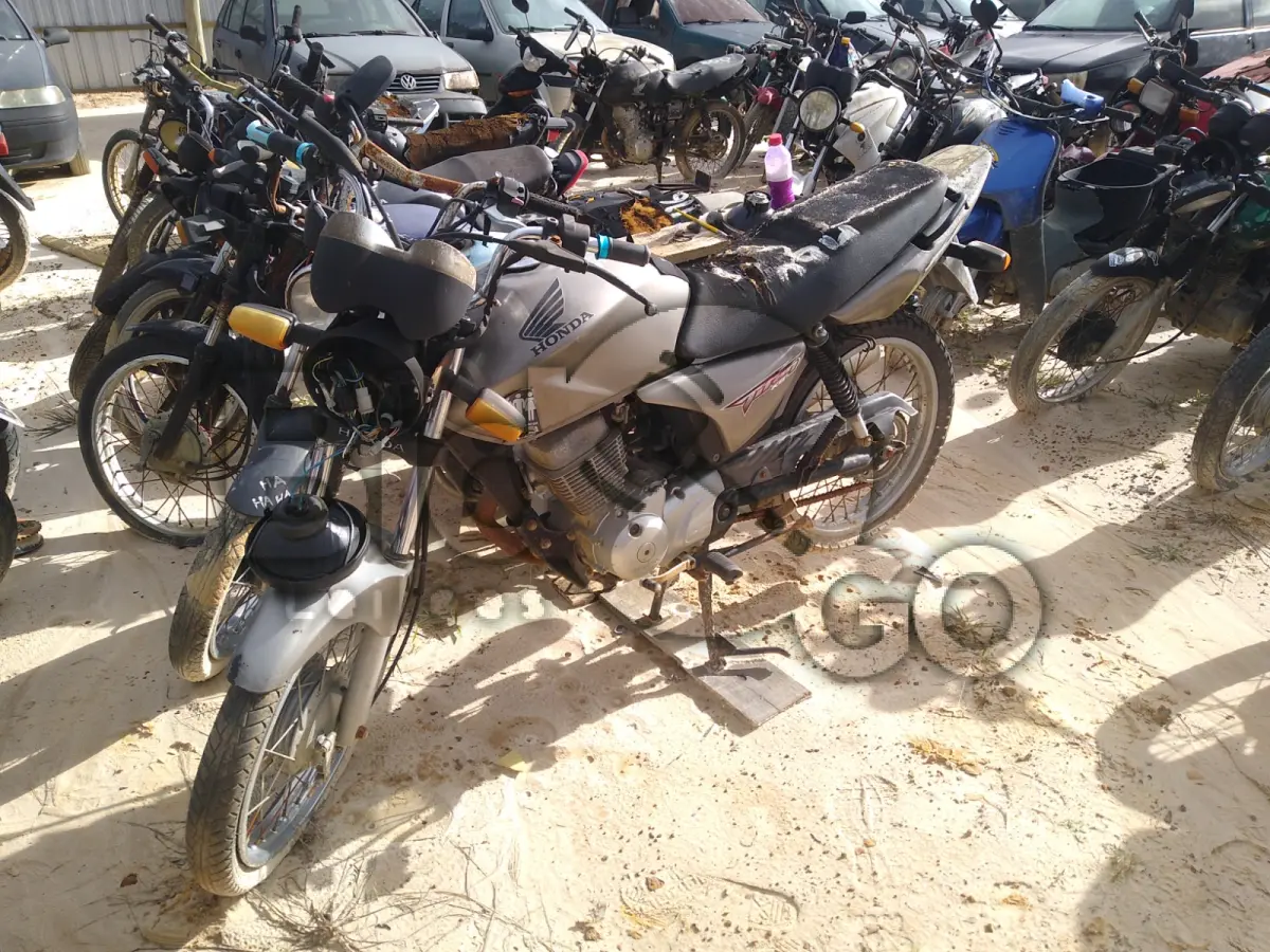 LOTE 015 - SUCATA COM MOTOR INSERVÍVEL - Espécie: PASSAGEIRO / Marca: HONDA / Modelo: CG 150 TITAN KS / Placa: ANP5047 / UF: CE / Município: Cascavel / Ano fabricação: 2006 / Ano modelo: 2006 / Cor: PRATA / Chassi: 9C2KC08106R878355 / Motor: KC08E16878355 / RENAVAM: 879109750 *CHASSI PERFURADO
