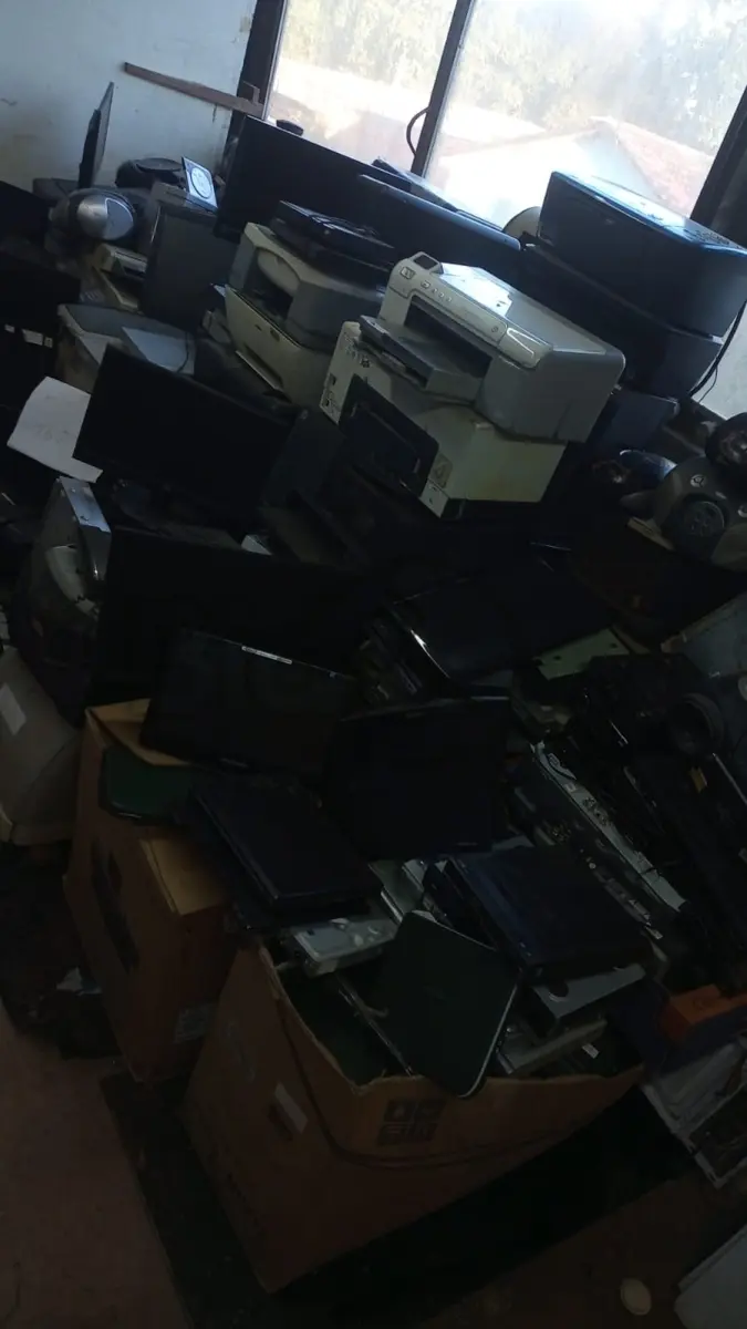 LOTE 005 -  47 sucatas de impressoras de diversas. Sucata de monitor , Dvd , Relógio digital , Rádios, Aproxidamente 80 tablets positivo.etc.