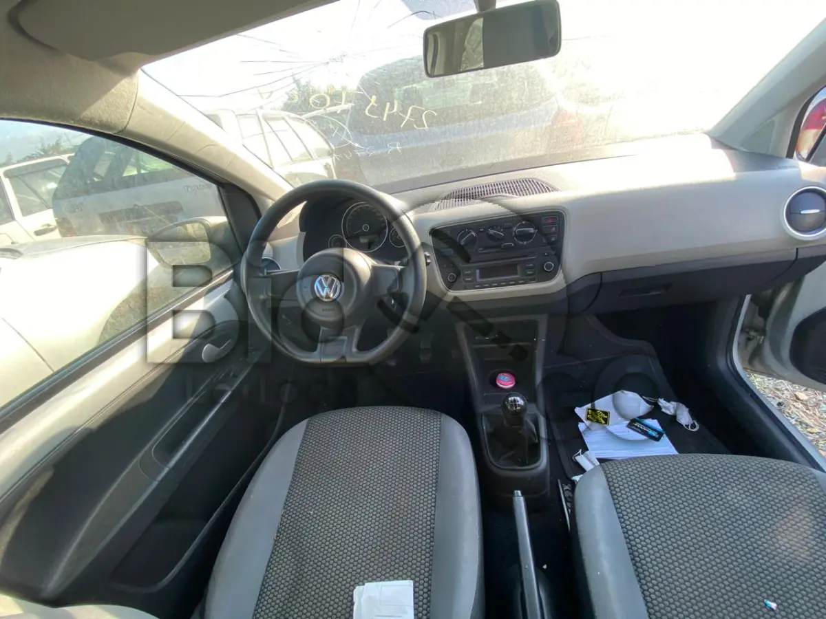 LOTE 004 - Espécie: PASSAGEIRO / Marca: VW / Modelo: UP MOVE MB / Placa: FMN1D78 / UF: PR / Município: Guarapuava / Ano fabricação: 2015 / Ano modelo: 2016 / Cor: PRATA / Chassi: 9BWAH4128GT529067 / Motor: CYT005325 / RENAVAM: 01065966617