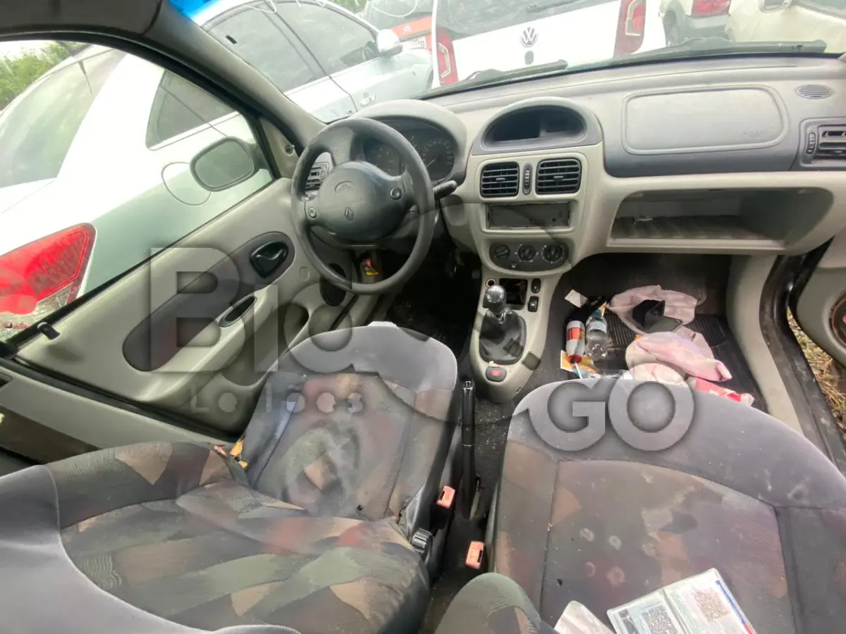 LOTE 016 - SUCATA COM MOTOR SERVÍVEL - Espécie: PASSAGEIRO / Marca: RENAULT / Modelo: CLIO EXP 10 16VS / Placa: MCV6H36 / UF: SC / Município: Itajaí / Ano fabricação: 2004 / Ano modelo: 2005 / Cor: VERDE / Chassi: 93YLB06155J536098 / Motor: D4DA700Q084946 / RENAVAM: 00835246272