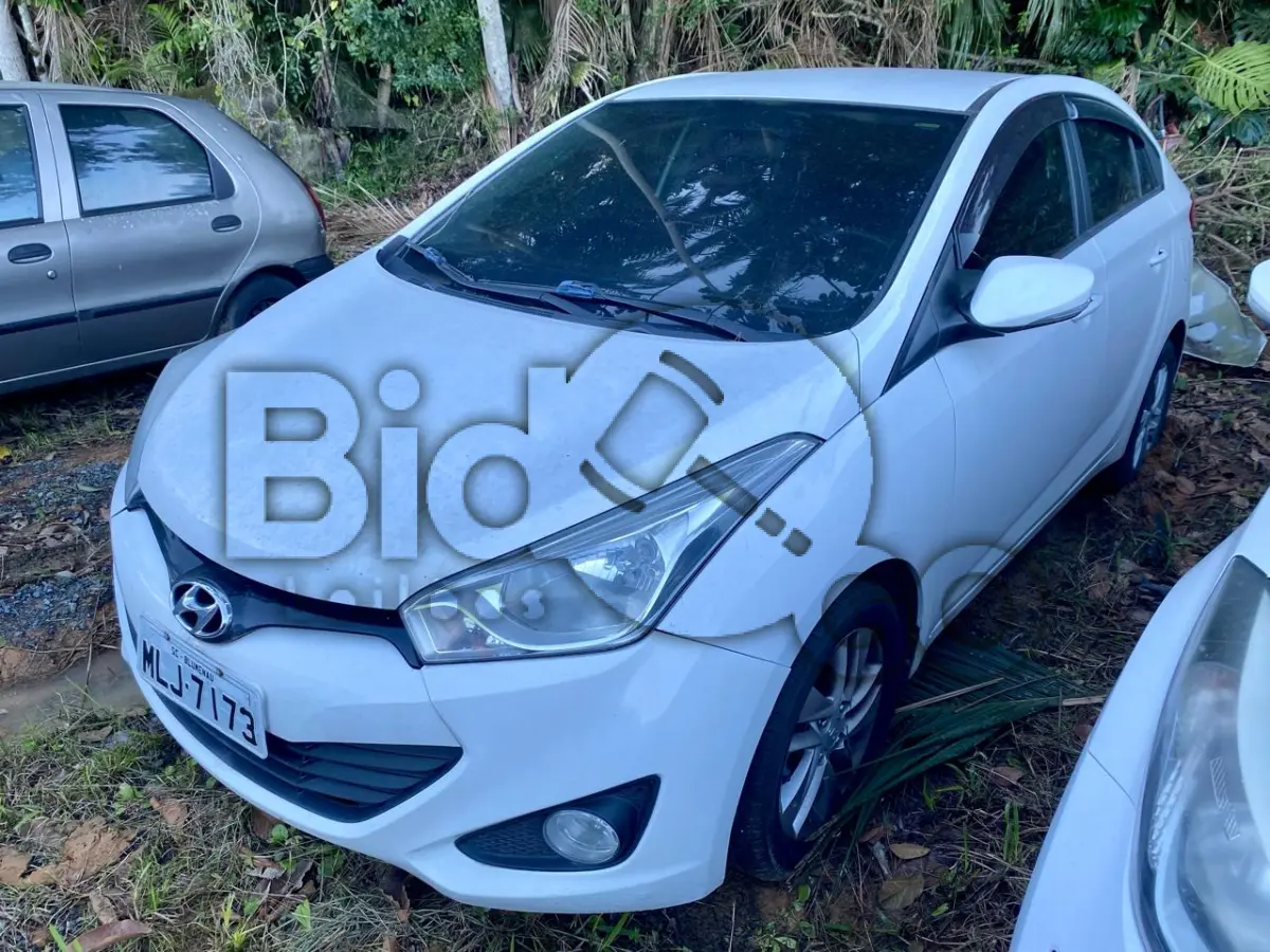 LOTE 010 - Espécie: PASSAGEIRO / Marca: HYUNDAI / Modelo: HB20S 1.6A PREM / Placa: MLJ7173 / UF: SC / Município: Florianópolis / Ano fabricação: 2013 / Ano modelo: 2014 / Cor: BRANCA Chassi:9BHBH41DBEP091431 / Motor: F4FACU713795 / RENAVAM: 536016640