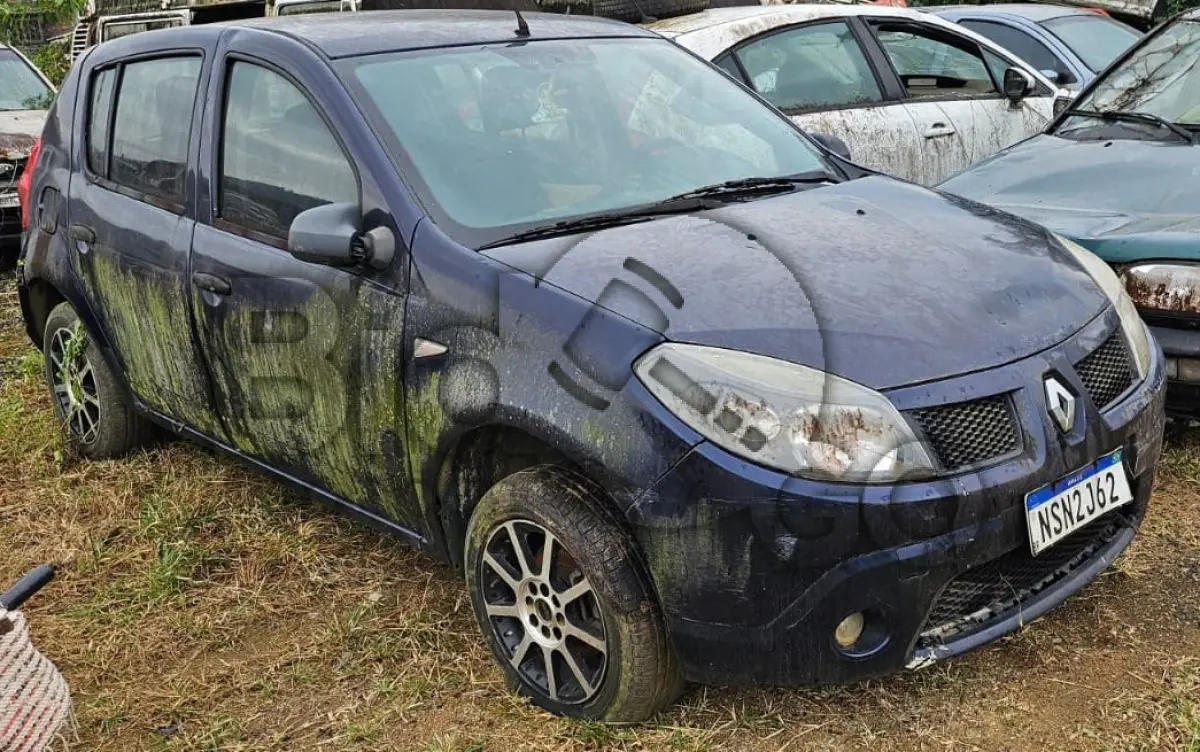 LOTE 015 - Espécie: PASSAGEIRO / Marca: RENAULT / Modelo: SANDERO AUT1016V / Placa: NSN2J62 / UF: SC / Município: Blumenau / Ano fabricação: 2010 / Ano modelo: 2010 / Cor: AZUL / Chassi: 93YBSR6RHAJ421536 / Motor: D4DH760Q089009 / RENAVAM: 201980916