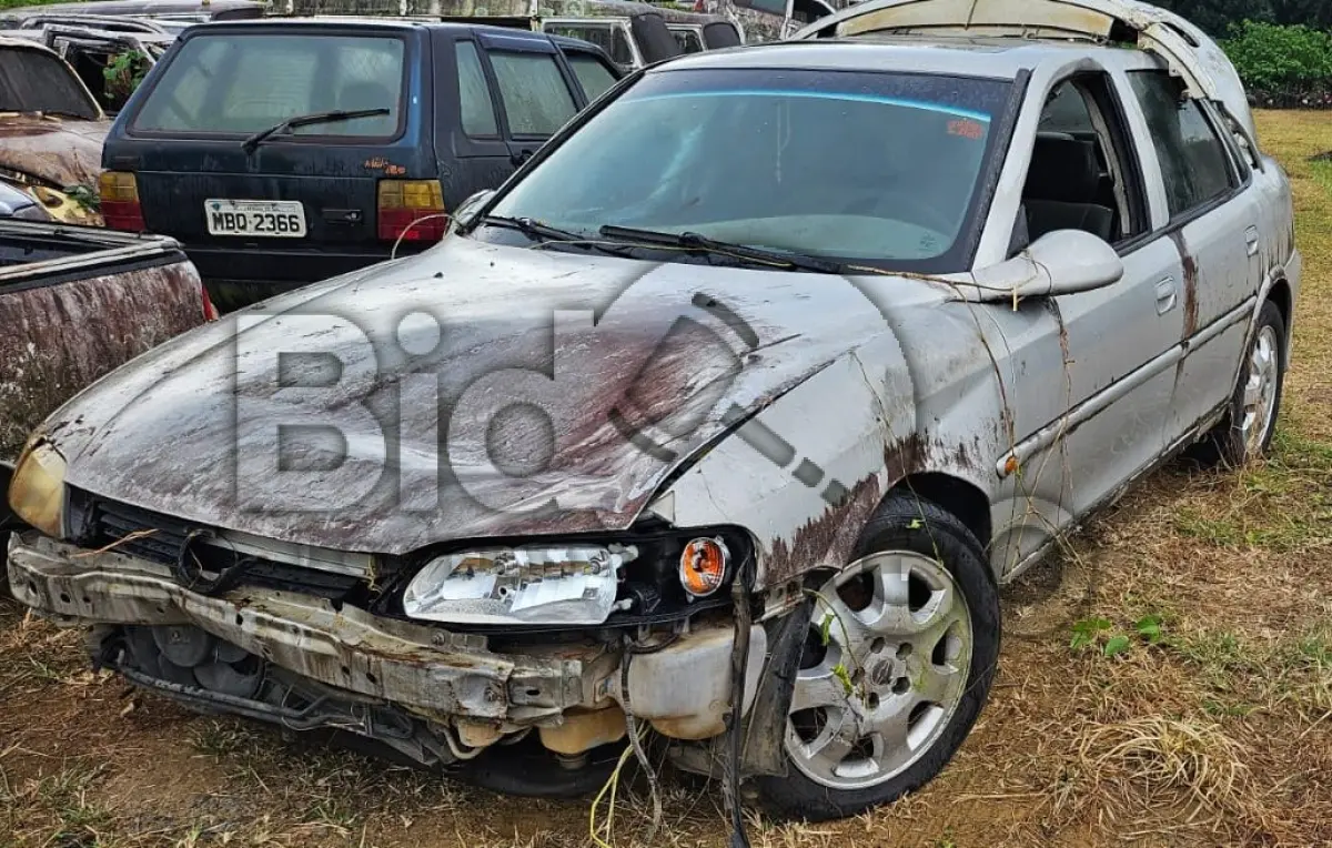 LOTE 018 - Espécie: AUTOMOVEL / Marca: GM / Modelo: VECTRA CD / Placa: DCV9757 / UF: SC / Município: Guaramirim / Ano fabricação: 2001 / Ano modelo: 2001 / Cor: PRATA / Chassi: 9BGJL19Y01B156821 / Motor: JX0008114 / RENAVAM: 00751821926
