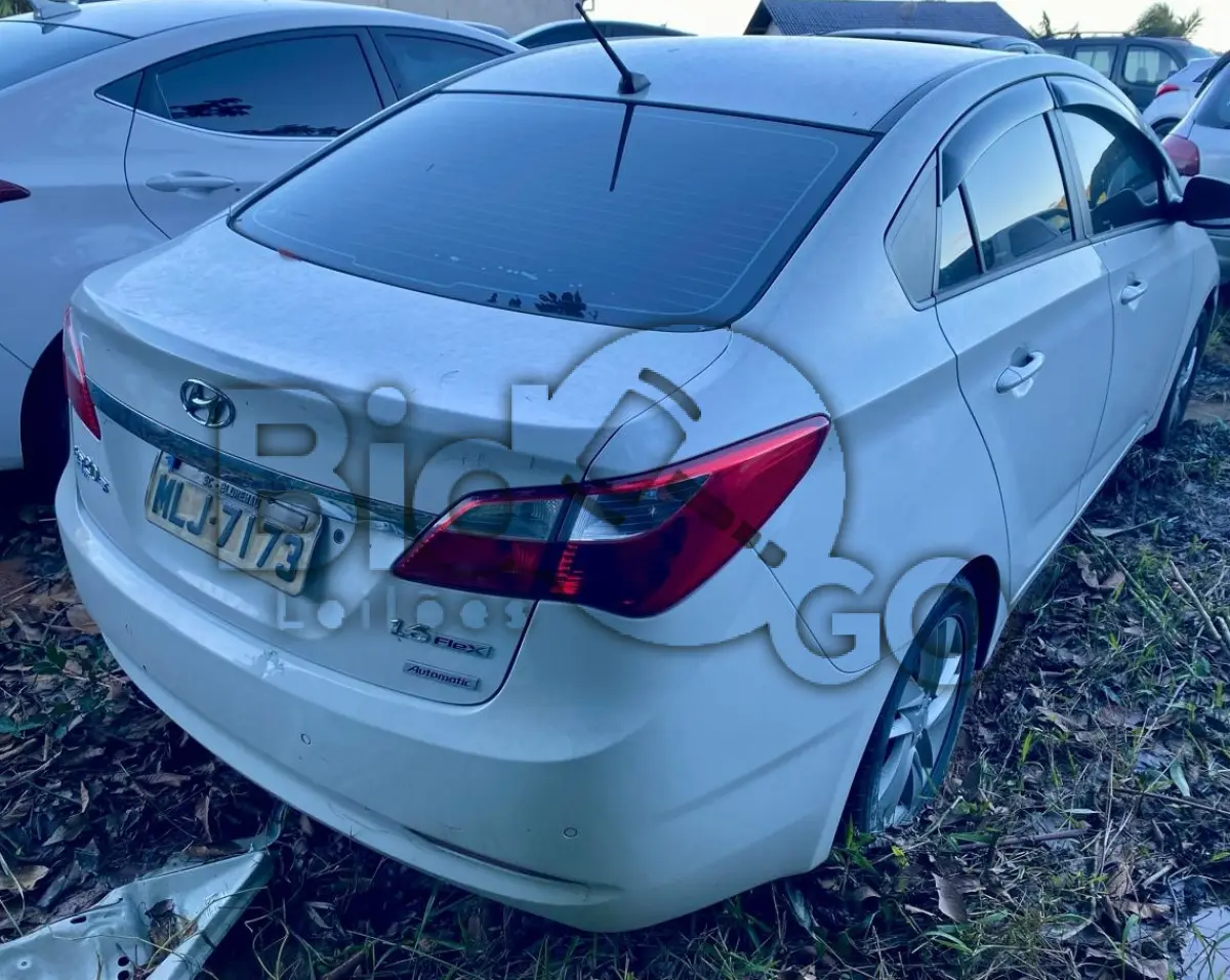 LOTE 010 - Espécie: PASSAGEIRO / Marca: HYUNDAI / Modelo: HB20S 1.6A PREM / Placa: MLJ7173 / UF: SC / Município: Florianópolis / Ano fabricação: 2013 / Ano modelo: 2014 / Cor: BRANCA Chassi:9BHBH41DBEP091431 / Motor: F4FACU713795 / RENAVAM: 536016640