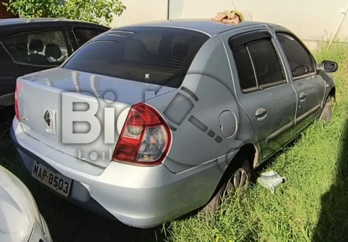 LOTE 001 - Espécie: PASSAGEIRO / Marca: RENAULT / Modelo: CLIO AUT 10 16VS / Placa: MAP8503 / UF: SC / Município: Criciúma / Ano fabricação: 2005 / Ano modelo: 2005 / Cor: PRATA / Chassi: 93YLB8B056J692788 / Motor: D4DG752Q003602 / RENAVAM: 00883108968 *Veículo afetado pela enchente
