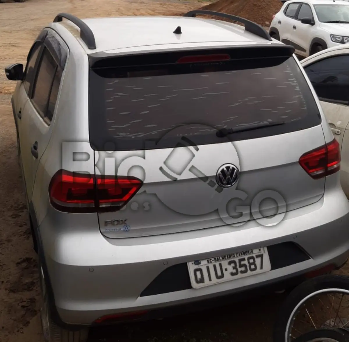 LOTE 009 - Espécie: PASSAGEIRO / Marca: VW / Modelo: FOX TRACK MCV / Placa: QIU3587 / UF: SC / Município: Balneário Camboriú / Ano fabricação: 2017 / Ano modelo: 2018 / Cor: PRATA / Chassi: 9BWAG45Z0J4012437 / Motor: CSE236379 / RENAVAM: 1129857350