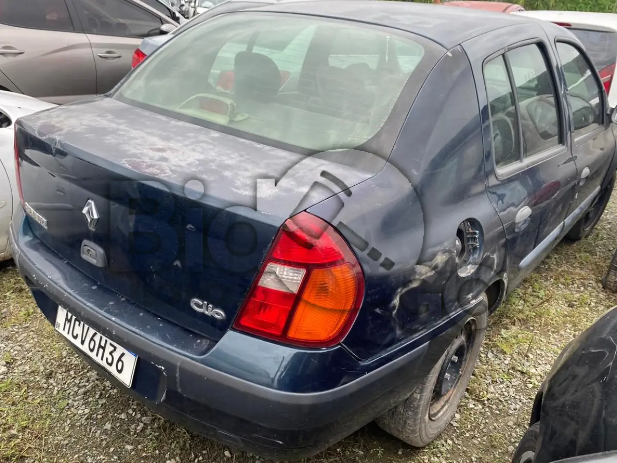 LOTE 016 - SUCATA COM MOTOR SERVÍVEL - Espécie: PASSAGEIRO / Marca: RENAULT / Modelo: CLIO EXP 10 16VS / Placa: MCV6H36 / UF: SC / Município: Itajaí / Ano fabricação: 2004 / Ano modelo: 2005 / Cor: VERDE / Chassi: 93YLB06155J536098 / Motor: D4DA700Q084946 / RENAVAM: 00835246272