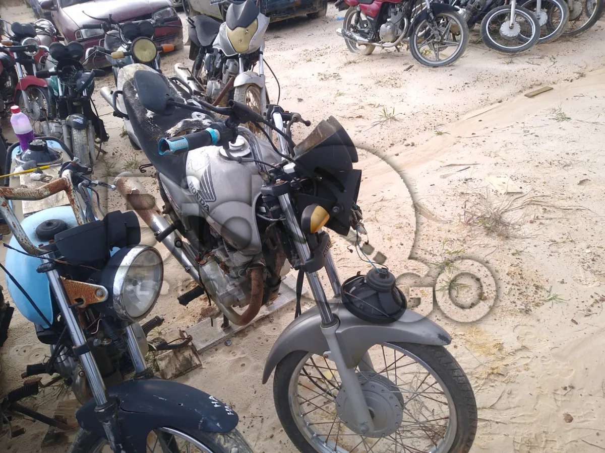 LOTE 015 - SUCATA COM MOTOR INSERVÍVEL - Espécie: PASSAGEIRO / Marca: HONDA / Modelo: CG 150 TITAN KS / Placa: ANP5047 / UF: CE / Município: Cascavel / Ano fabricação: 2006 / Ano modelo: 2006 / Cor: PRATA / Chassi: 9C2KC08106R878355 / Motor: KC08E16878355 / RENAVAM: 879109750 *CHASSI PERFURADO