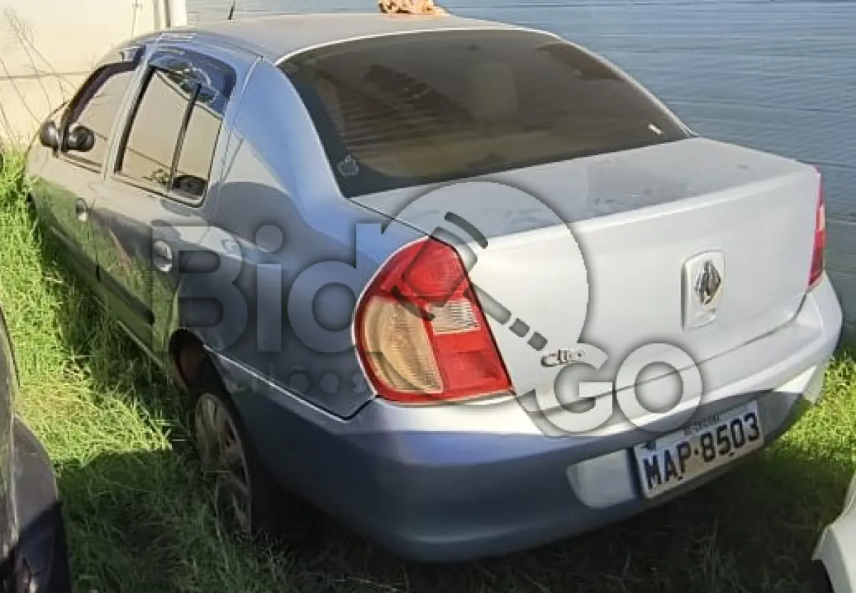 LOTE 001 - Espécie: PASSAGEIRO / Marca: RENAULT / Modelo: CLIO AUT 10 16VS / Placa: MAP8503 / UF: SC / Município: Criciúma / Ano fabricação: 2005 / Ano modelo: 2005 / Cor: PRATA / Chassi: 93YLB8B056J692788 / Motor: D4DG752Q003602 / RENAVAM: 00883108968 *Veículo afetado pela enchente