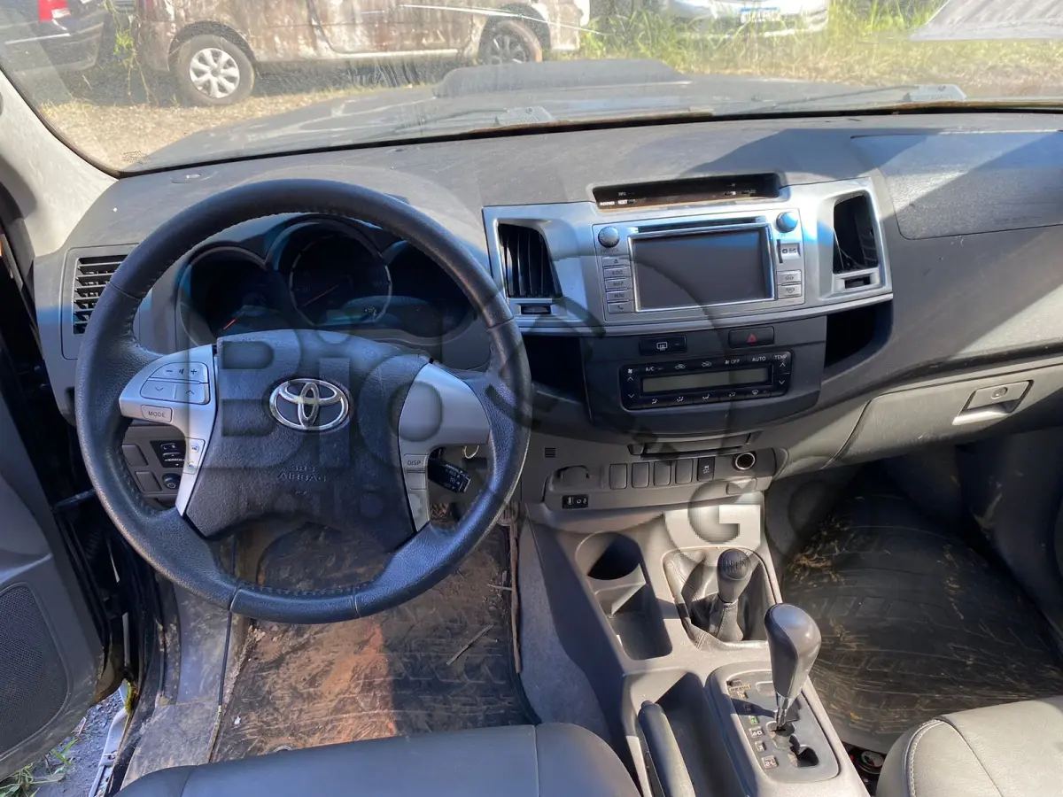 LOTE 001 - Espécie: ESPECIAL / Marca: I / Modelo: TOYOTA HILUX CD4X4 SRV / Placa: MLG4397 / UF: SC / Município: Sombrio / Ano fabricação: 2013 / Ano modelo: 2013 / Cor: PRETA / Chassi: 8AJFY29G5D8545177 / Motor: 1KDA290398 / RENAVAM: 588127710 *MOTOR COM PEÇAS FALTANDO