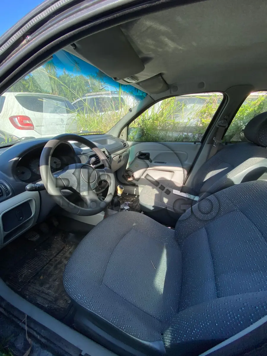 LOTE 002 - Espécie: AUTOMOVEL / Marca: RENAULT / Modelo: CLIO AUT 1.0 H / Placa: JQB8374 / UF: SC / Município: Joinville / Ano fabricação: 2005 / Ano modelo: 2005 / Cor: PRETA / Chassi: 93YBB0Y055J618364 / Motor:D7DC760Q031409 / RENAVAM: 857032003