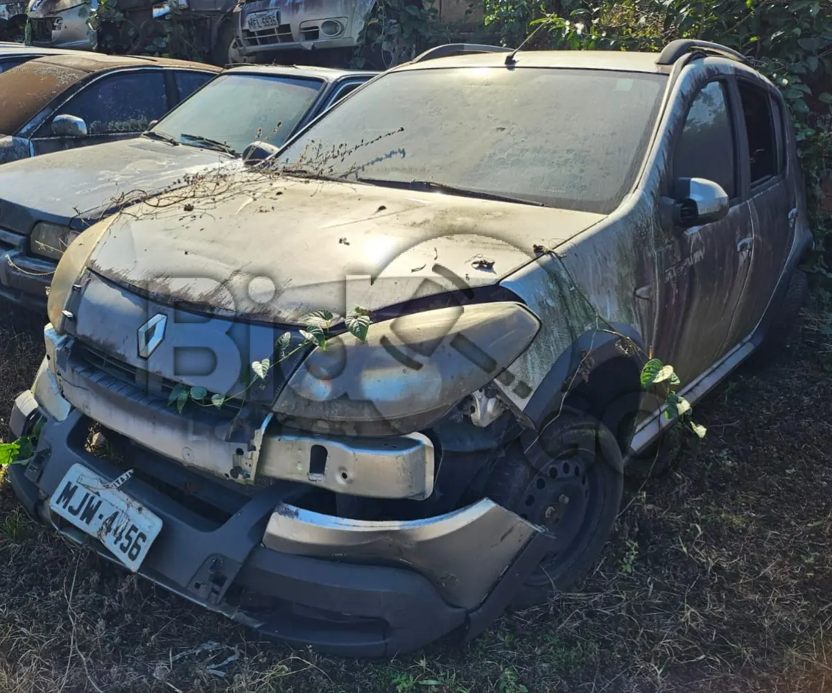 LOTE 012 - Espécie: AUTOMOVEL / Marca: RENAULT / Modelo: SANDERO SW1616VA / Placa: MJW4456 / UF: SC / Município: Itajaí / Ano fabricação: 2012 / Ano modelo: 2013 / Cor: PRATA / Chassi: 93YBSR8VNDJ446172 / Motor: K4MG695Q012057 / RENAVAM: 00484151819