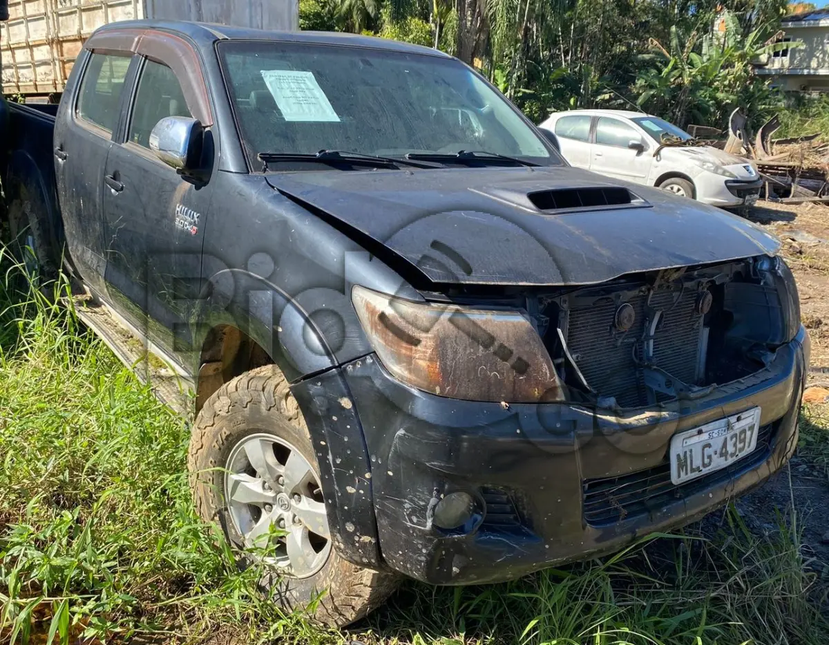 LOTE 001 - Espécie: ESPECIAL / Marca: I / Modelo: TOYOTA HILUX CD4X4 SRV / Placa: MLG4397 / UF: SC / Município: Sombrio / Ano fabricação: 2013 / Ano modelo: 2013 / Cor: PRETA / Chassi: 8AJFY29G5D8545177 / Motor: 1KDA290398 / RENAVAM: 588127710 *MOTOR COM PEÇAS FALTANDO