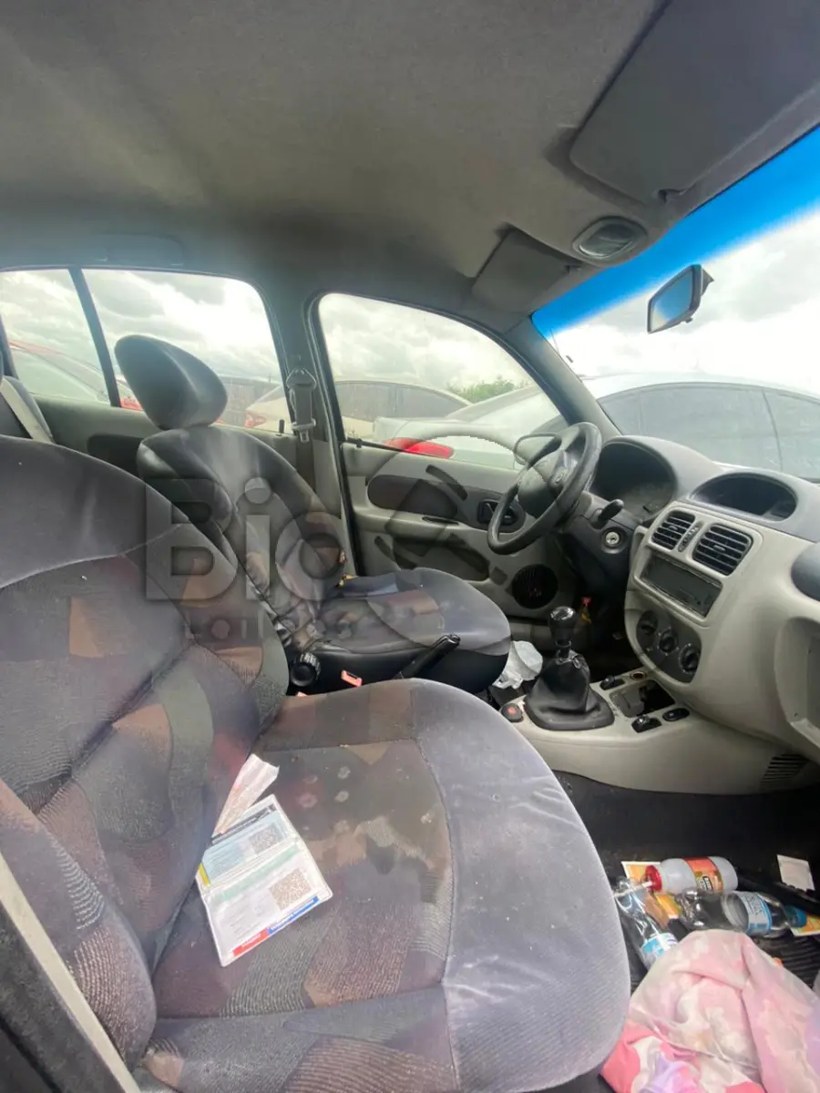 LOTE 016 - SUCATA COM MOTOR SERVÍVEL - Espécie: PASSAGEIRO / Marca: RENAULT / Modelo: CLIO EXP 10 16VS / Placa: MCV6H36 / UF: SC / Município: Itajaí / Ano fabricação: 2004 / Ano modelo: 2005 / Cor: VERDE / Chassi: 93YLB06155J536098 / Motor: D4DA700Q084946 / RENAVAM: 00835246272