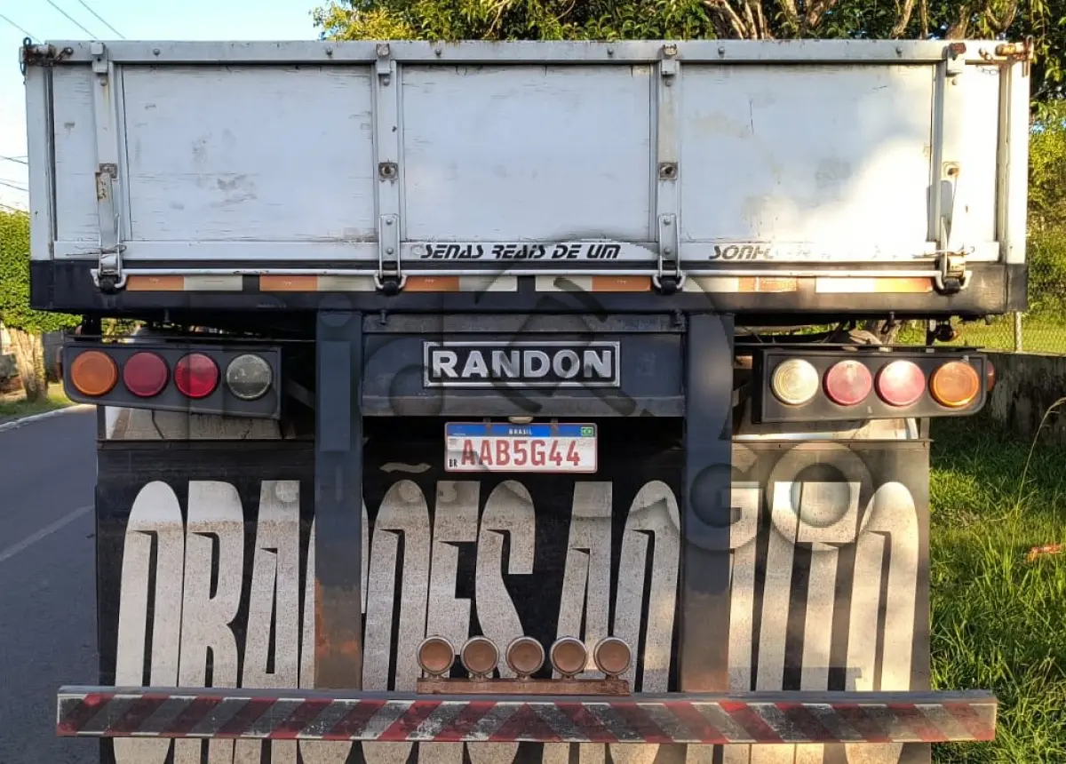 LOTE 005 - Espécie: CARGA / Marca: REB / Modelo: RANDON SR GR TR / Placa: AAB5G44 / UF: PR / Município: Francisco Beltrão / Ano fabricação: 1990 / Ano modelo: 1990 / Cor: BRANCA Chassi: 9ADG12430LC085303 / RENAVAM: 00523443382 *Veículo afetado pela enchente