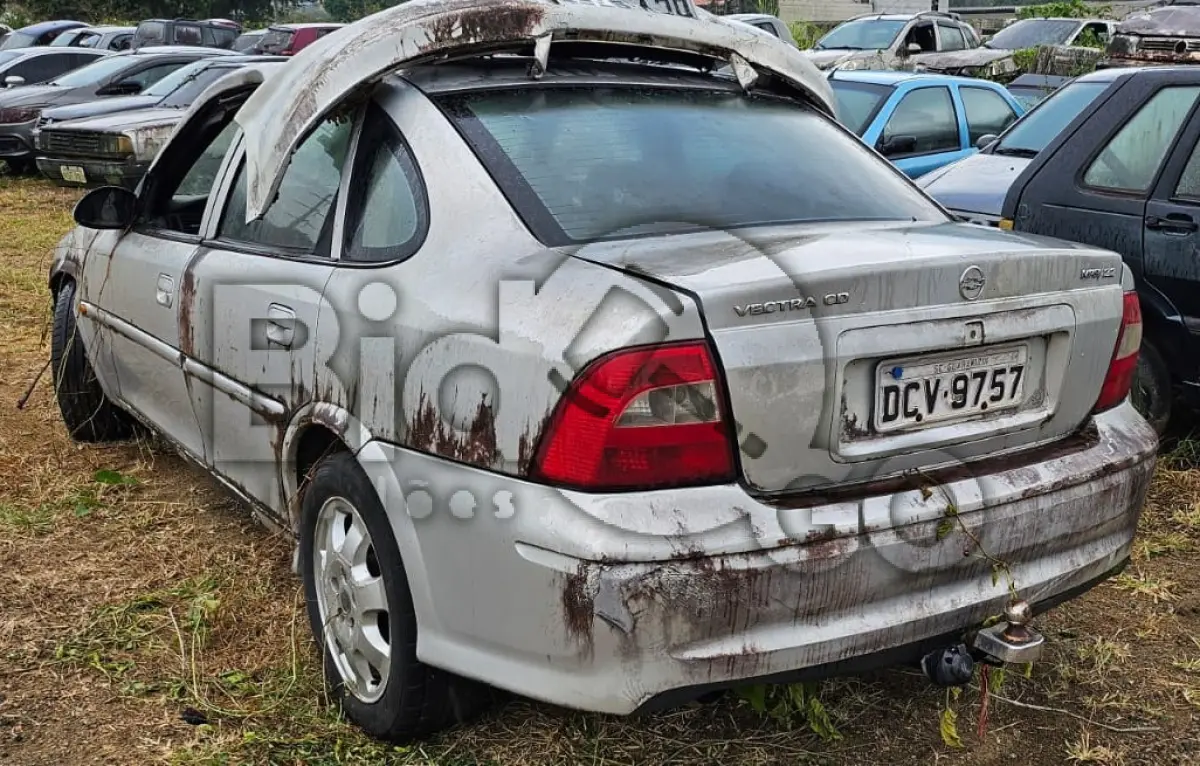 LOTE 018 - Espécie: AUTOMOVEL / Marca: GM / Modelo: VECTRA CD / Placa: DCV9757 / UF: SC / Município: Guaramirim / Ano fabricação: 2001 / Ano modelo: 2001 / Cor: PRATA / Chassi: 9BGJL19Y01B156821 / Motor: JX0008114 / RENAVAM: 00751821926