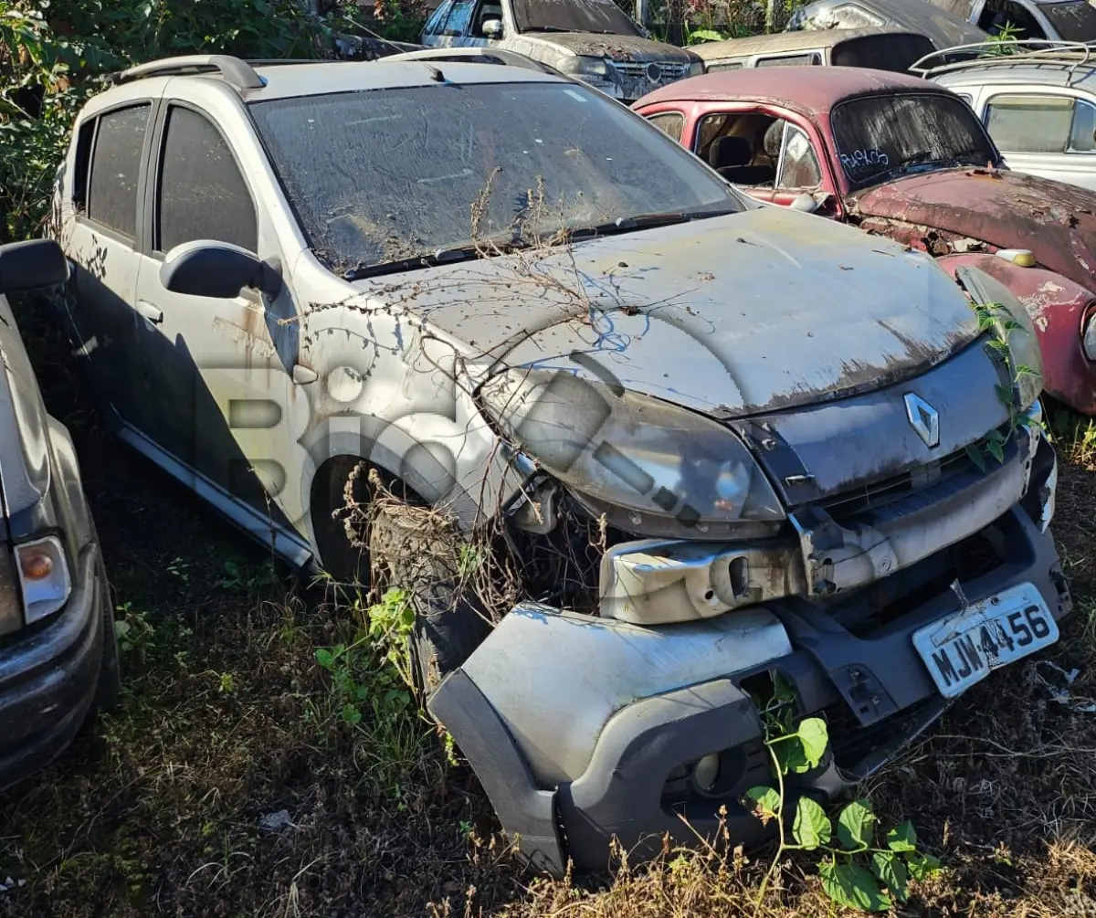 LOTE 012 - Espécie: AUTOMOVEL / Marca: RENAULT / Modelo: SANDERO SW1616VA / Placa: MJW4456 / UF: SC / Município: Itajaí / Ano fabricação: 2012 / Ano modelo: 2013 / Cor: PRATA / Chassi: 93YBSR8VNDJ446172 / Motor: K4MG695Q012057 / RENAVAM: 00484151819