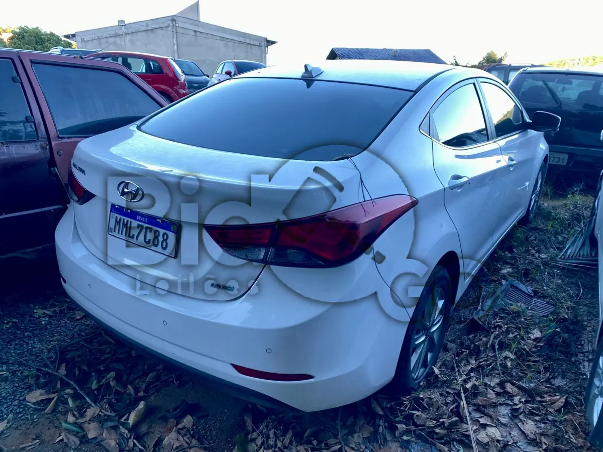 LOTE 008 - Espécie: PASSAGEIRO / Marca: I / Modelo: HYUNDAI ELANTRA / Placa: MML7C88 / UF: SC / Município: Indaial / Ano fabricação: 2014 / Ano modelo: 2015 / Cor: BRANCA Chassi:KMHDH41GBFU245727 / Motor: F4NAEU680157 / RENAVAM: 1023896475