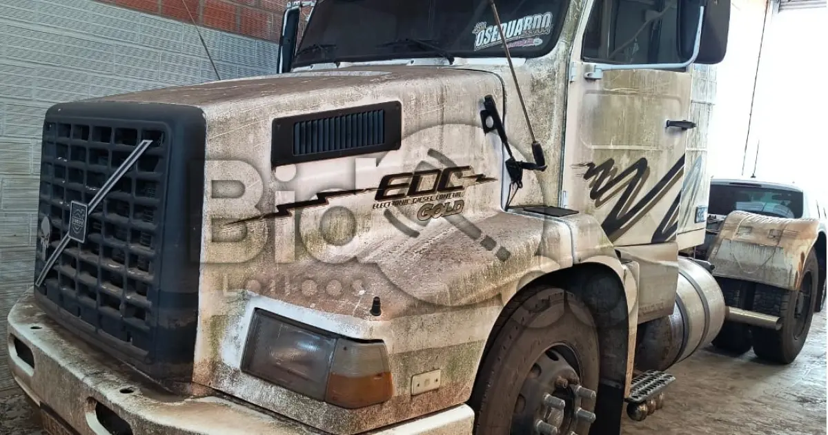 LOTE 003 - Espécie: TRACAO / Marca: VOLVO / Modelo: NL10 320 4X2T EDC / Placa: IFF1E28 / UF: PR / Município: Francisco Beltrão / Ano fabricação: 1996 / Ano modelo: 1996 / Cor: BRANCA / Chassi: 9BVN4B9A0TE655181 / Motor: D10A320138849119 / RENAVAM: 00658734709 *Veículo afetado pela enchente
