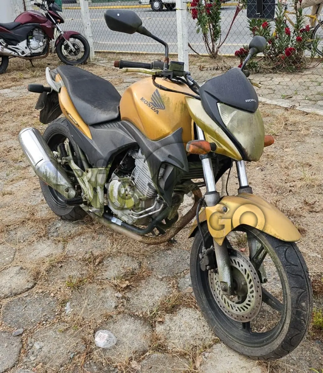 LOTE 015 - Espécie: MOTOCICLETA / Marca: HONDA / Modelo: CB 300R / Placa: ASD2A17 / UF: SC / Município: Jaraguá do Sul / Ano fabricação: 2009 / Ano modelo: 2010 / Cor: AMARELA / Chassi: 9C2NC4310AR038332 / Motor: NC43E1A038332 / RENAVAM: 00189968532
