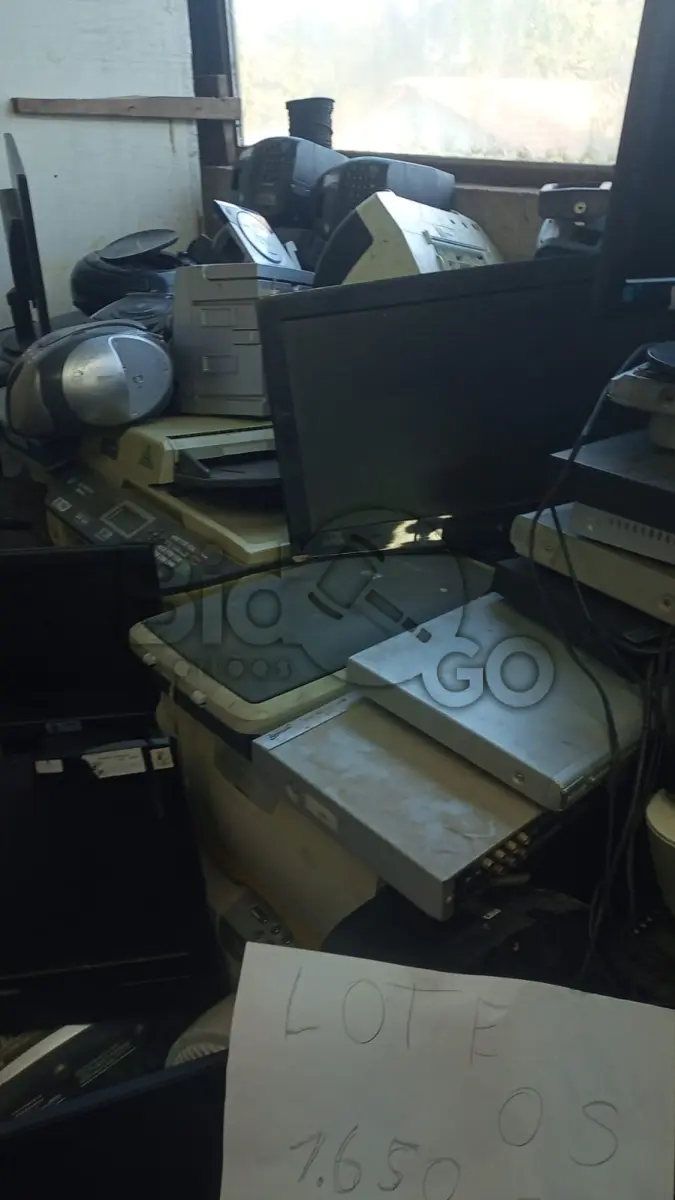 LOTE 005 -  47 sucatas de impressoras de diversas. Sucata de monitor , Dvd , Relógio digital , Rádios, Aproxidamente 80 tablets positivo.etc.