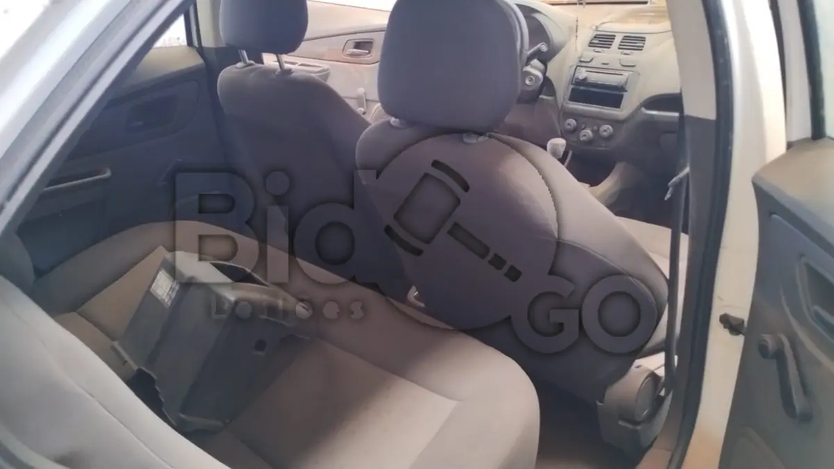 LOTE 007 - Espécie: PASSAGEIRO / Marca: CHEVROLET / Modelo: COBALT 1.4 LS / Placa: AVC6776 / UF: PR / Município: Sarandi / Ano fabricação: 2012 / Ano modelo: 2012 / Cor: BRANCA Chassi: 9BGJA69X0CB244988 / Motor: BK1014813 / RENAVAM: 00455866309 *Veículo afetado pela enchente