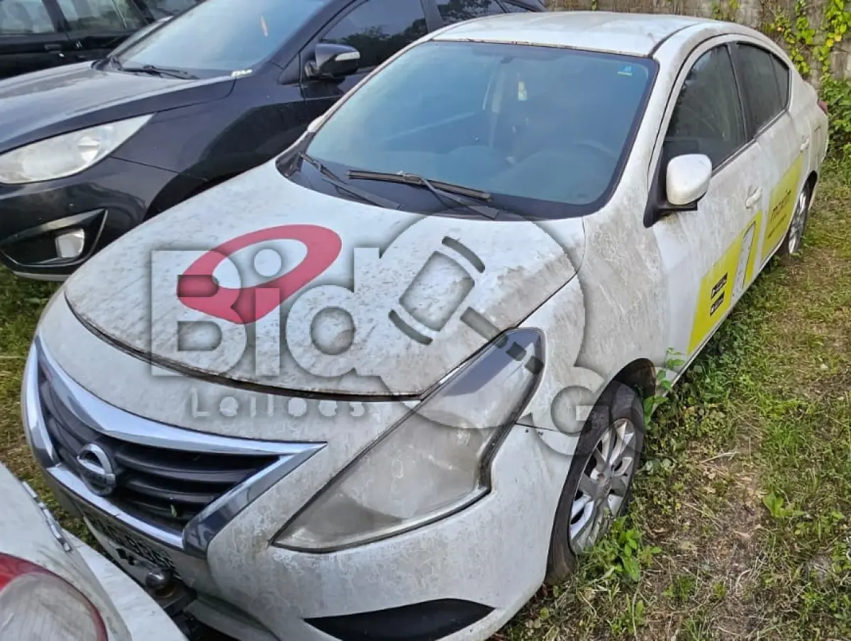LOTE 002 - Espécie: PASSAGEIRO / Marca: NISSAN / Modelo: VERSA 16 SL / Placa: PAG9358 / UF: SC / Município: Joinville / Ano fabricação: 2015 / Ano modelo: 2016 / Cor: BRANCA Chassi: 94DBCAN17GB101784 / Motor: HR16016643T / RENAVAM: 01056535560
