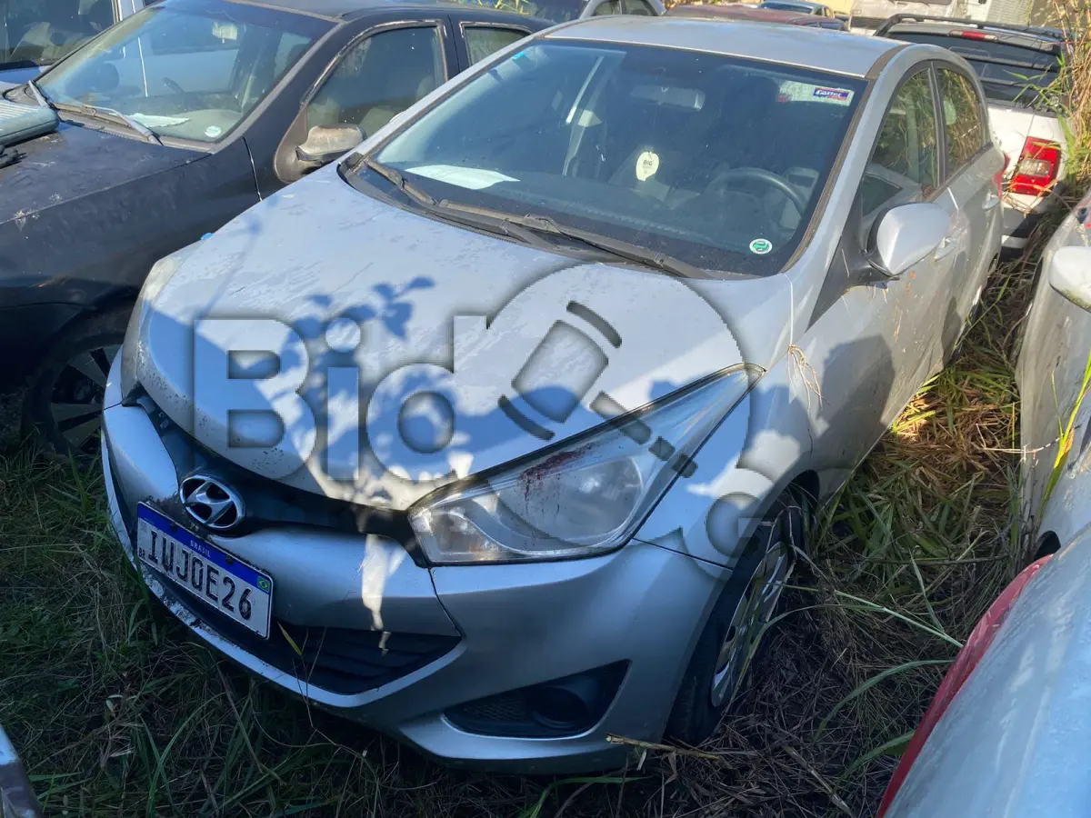 LOTE 008 - Espécie: PASSAGEIRO / Marca: HYUNDAI / Modelo: HB20 1.6M 1.6M / Placa: IUJ0E26 / UF: SC / Município: Joinville / Ano fabricação: 2013 / Ano modelo: 2013 / Cor: PRATA / Chassi: 9BHBG51DADP082885 / Motor: F4FADU030835 / RENAVAM: 538250631