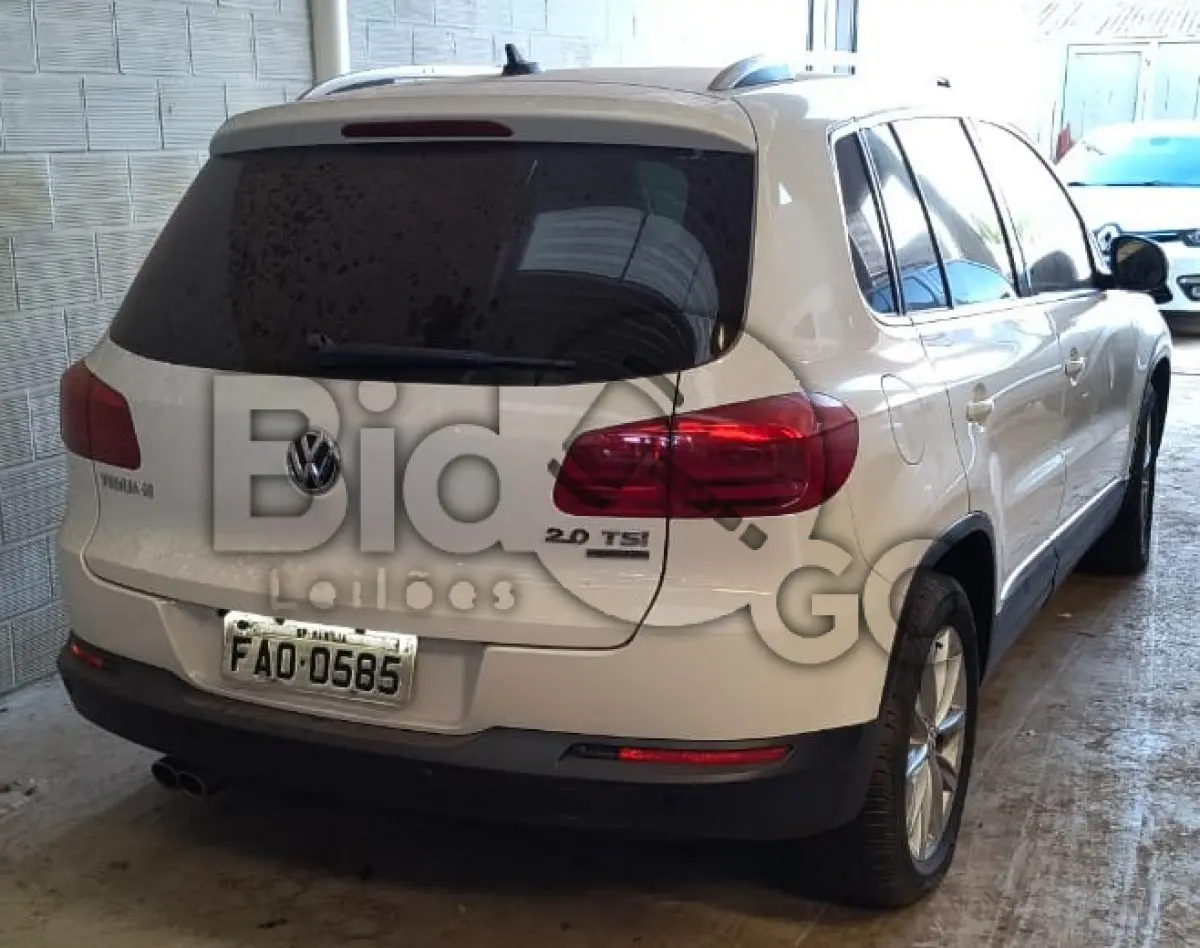 LOTE 002 - Espécie: MISTO / Marca: I / Modelo: VW TIGUAN 2.0 TSI / Placa: FAO0585 / UF: SP / Município: Marília / Ano fabricação: 2011 / Ano modelo: 2011 / Cor: BRANCA Chassi: WVGSV65N9CW554328 / Motor: CCT287375 / RENAVAM: 00464537193 *Veículo afetado pela enchente