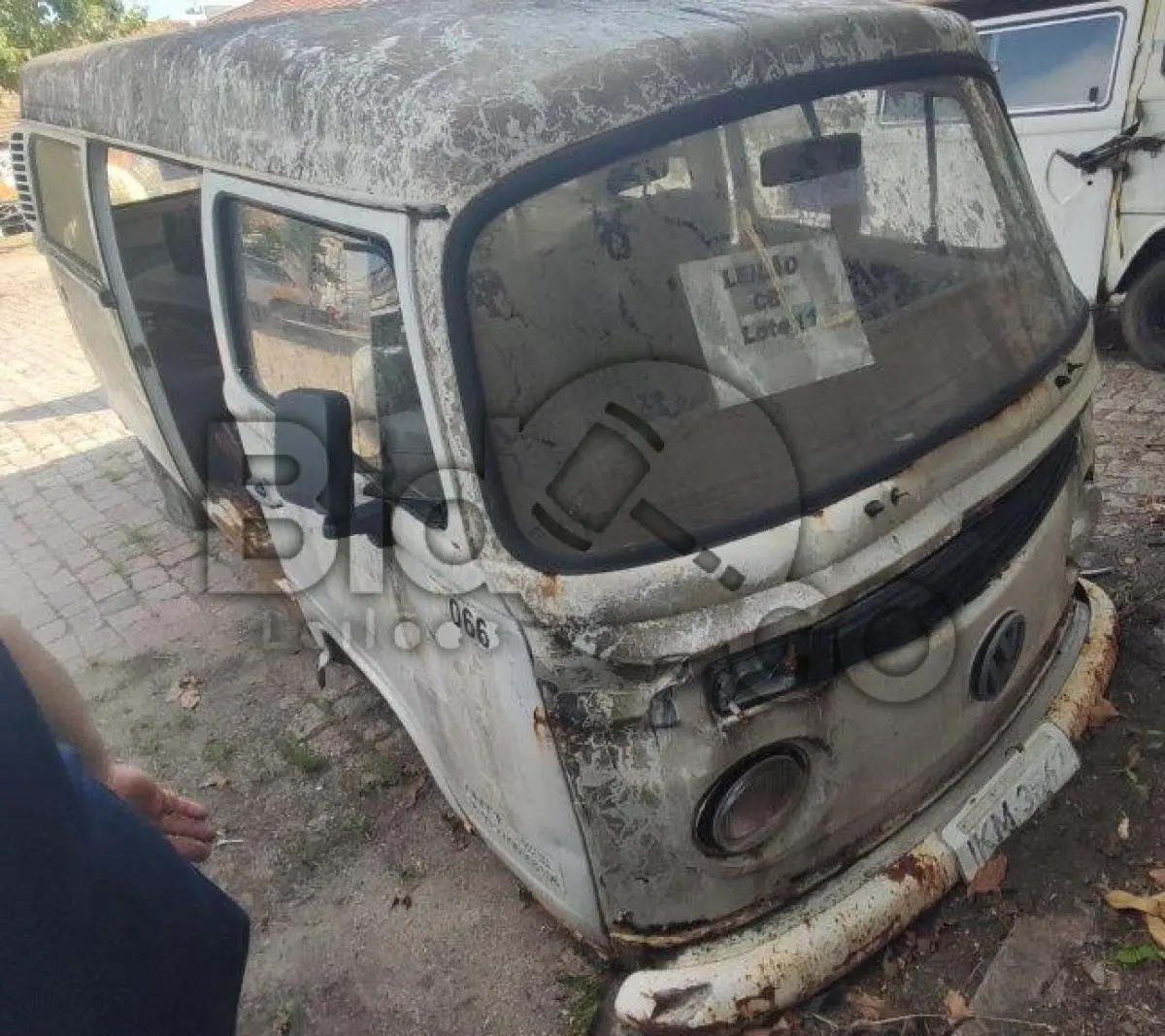 LOTE 011 - VW Kombi, Placa: IKM3567, Ano/Modelo: 2001/2002, Renavam: 775441090, C/ motor desmontado.