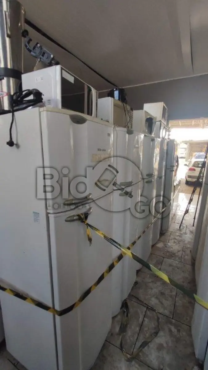 LOTE 001 - Linha Branca: Geladeiras, Freezers, Bebedouros, Máquinas de lavar roupas, Secadoras, Micro-ondas, Batedeiras e Liquidificadores diversos domésticos e industriais, Cafeteiras, Espremedores de frutas.
