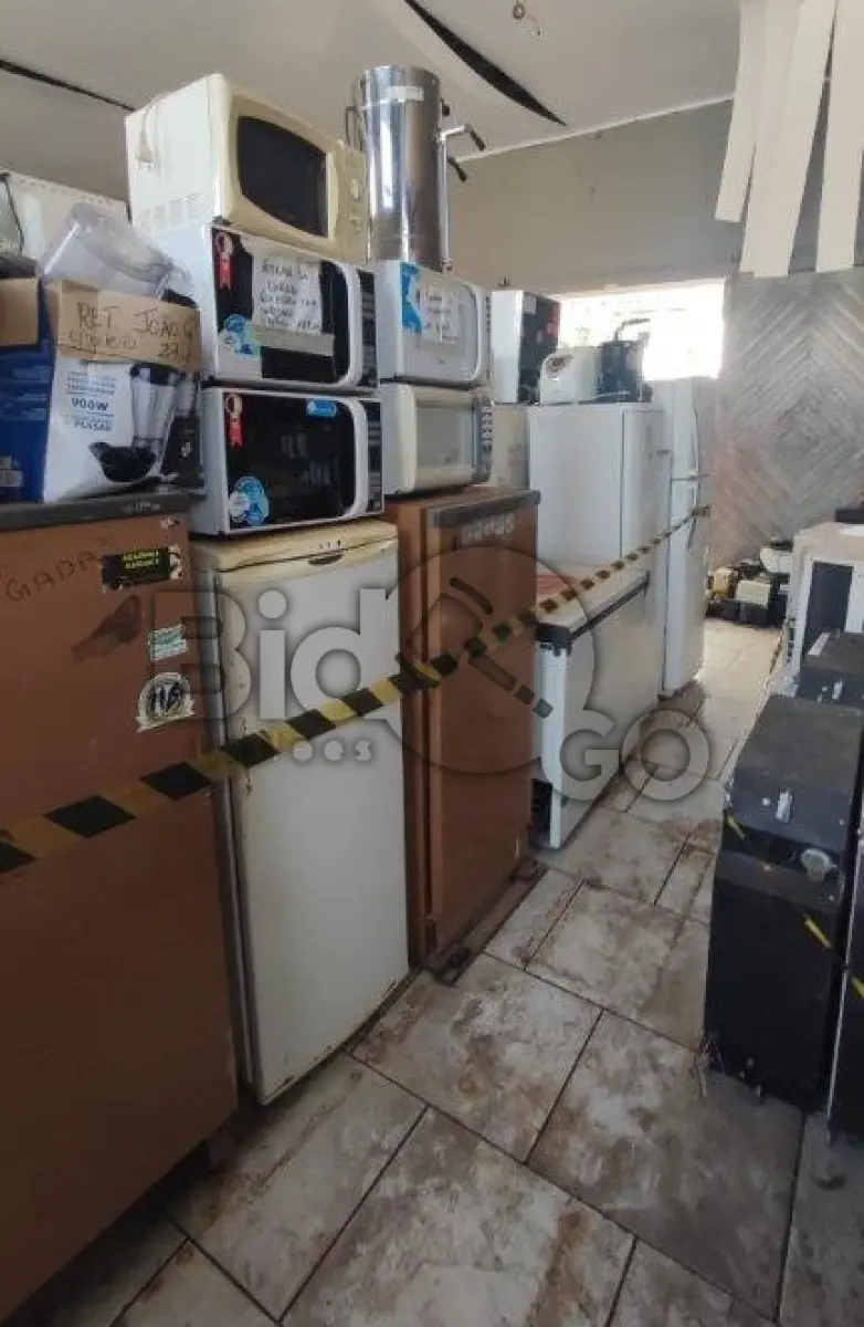 LOTE 001 - Linha Branca: Geladeiras, Freezers, Bebedouros, Máquinas de lavar roupas, Secadoras, Micro-ondas, Batedeiras e Liquidificadores diversos domésticos e industriais, Cafeteiras, Espremedores de frutas.