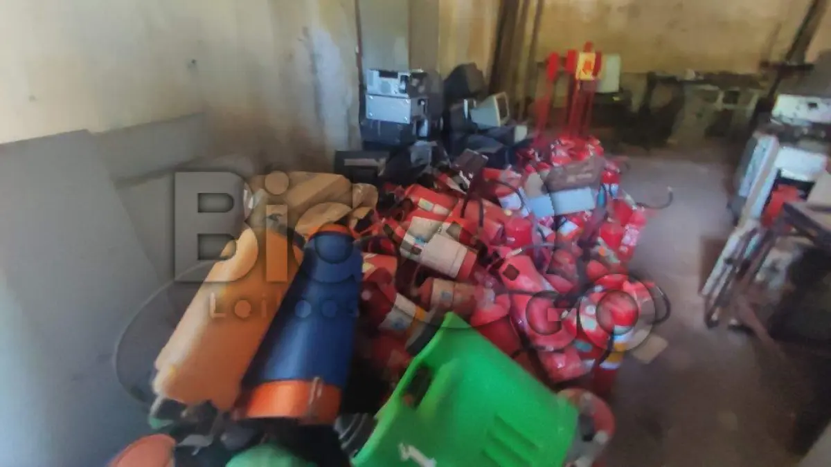 LOTE 007 - Arquivos de aço, prateleiras de metal, armários(racks) de informática, extintores, fogões industriais, ventiladores e outros.