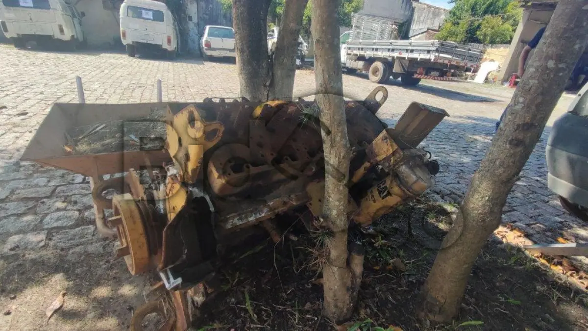 LOTE 010 - Motores no estado de conservação em que se encontram, sem origem:, Motor VW de Kombi 1600cc, Motor FIAT Fire Flex 1000cc, Motor MWM 6 cilindros, Motor 6 cilindros (Maq. CAT).