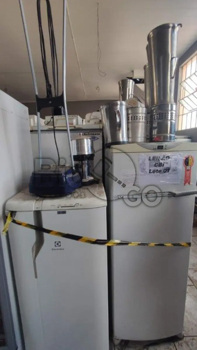 LOTE 001 - Linha Branca: Geladeiras, Freezers, Bebedouros, Máquinas de lavar roupas, Secadoras, Micro-ondas, Batedeiras e Liquidificadores diversos domésticos e industriais, Cafeteiras, Espremedores de frutas.