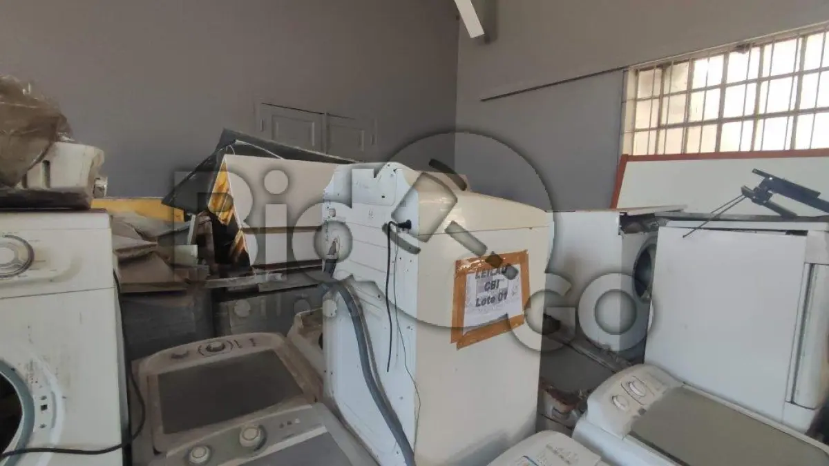 LOTE 001 - Linha Branca: Geladeiras, Freezers, Bebedouros, Máquinas de lavar roupas, Secadoras, Micro-ondas, Batedeiras e Liquidificadores diversos domésticos e industriais, Cafeteiras, Espremedores de frutas.