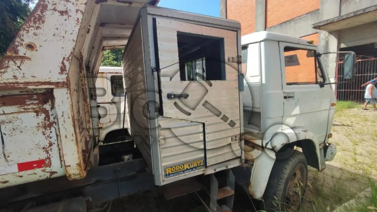 LOTE 023 - CAMINHÃO VW 11.130 – Caçamba, Placa: IKB-0138, Ano/Modelo: 1985/1985, Renavam: 572215924, Chassi: V019934 - C/ motor.