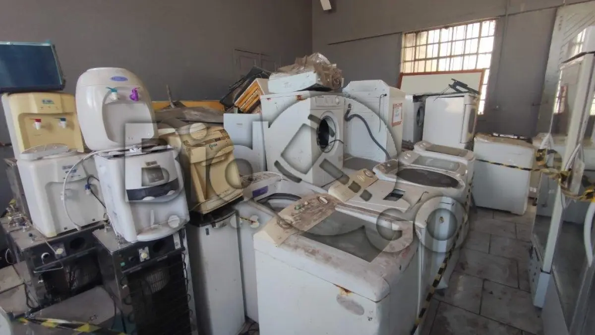 LOTE 001 - Linha Branca: Geladeiras, Freezers, Bebedouros, Máquinas de lavar roupas, Secadoras, Micro-ondas, Batedeiras e Liquidificadores diversos domésticos e industriais, Cafeteiras, Espremedores de frutas.