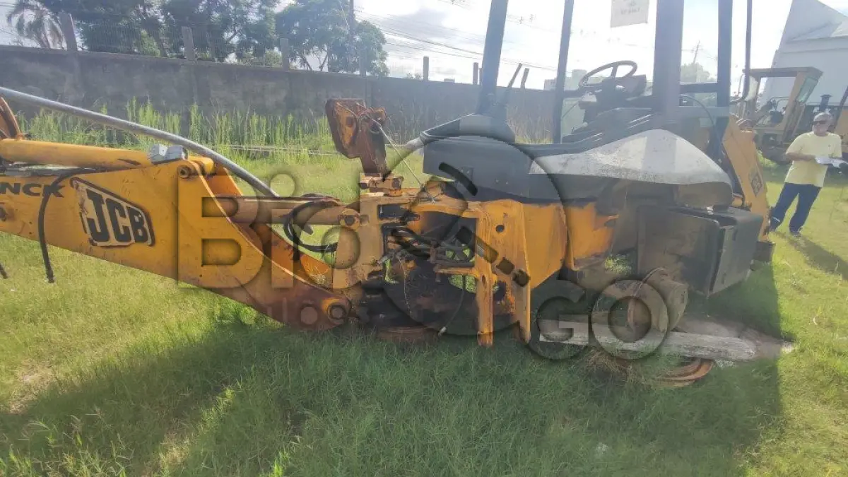 LOTE 014 - JCB Retroescavadeira-MO JCB214E, Placa: IOA0589, Ano/Modelo: 2007/2007, Renavam: 564573817, Motor Desmontado Sem Número.