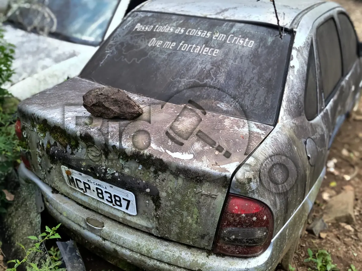 LOTE 003 - Espécie: PASSAGEIRO / Marca: GM / Modelo: CORSA CLASSIC / Placa: MCP8387 / UF: RS / Município: Canela / Ano fabricação: 2003 / Ano modelo: 2004 / Cor: PRATA / Chassi: 9BGSB19X04B120326 / Motor: 1U0005090 / RENAVAM: 00812134036